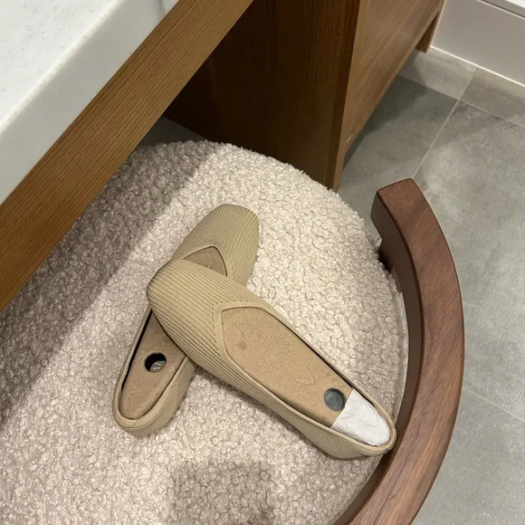 Elegant Women's Black and Beige Flats - Picture 5 of 8